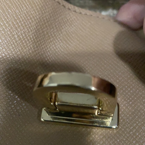 NEW IVANKA TRUMP TAN LARGE LEATHER HANDBAG WITH REMOVABLE SHOULDER STRAP - Picture 10 of 14